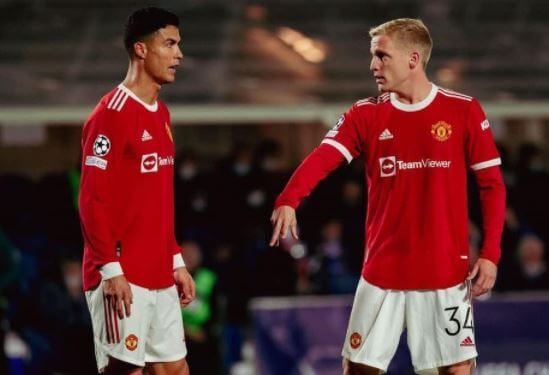 Donny van de Beek with Cristiano Ronaldo on the pitch.